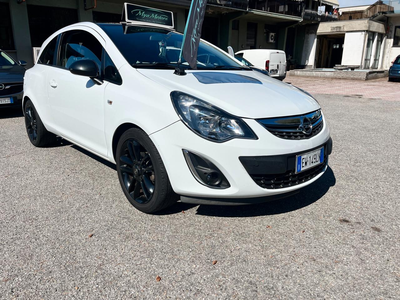 Opel Corsa 1.2 3 porte b-color