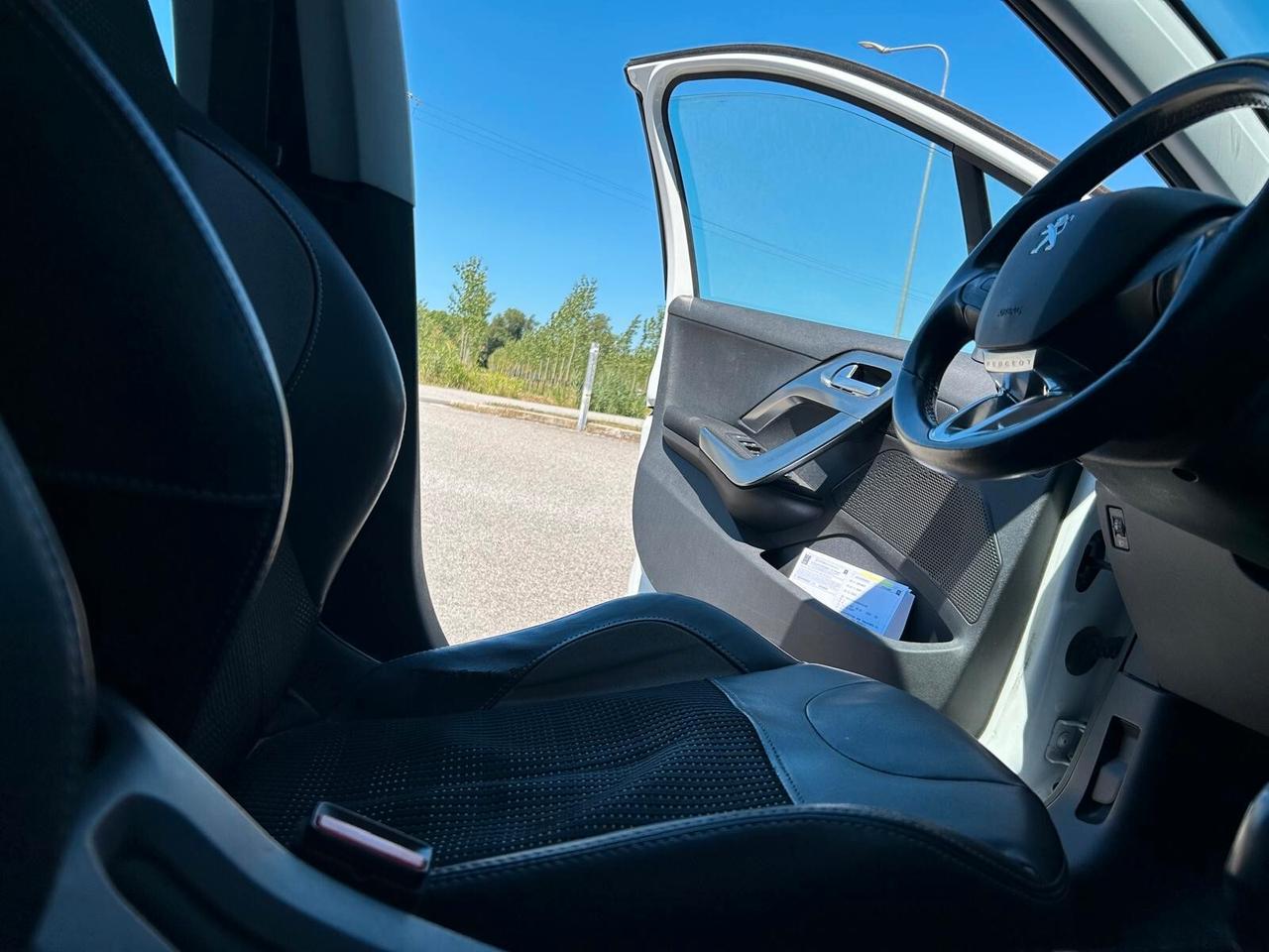 Peugeot 2008 ALLURE 1.6 BlueHDi 100