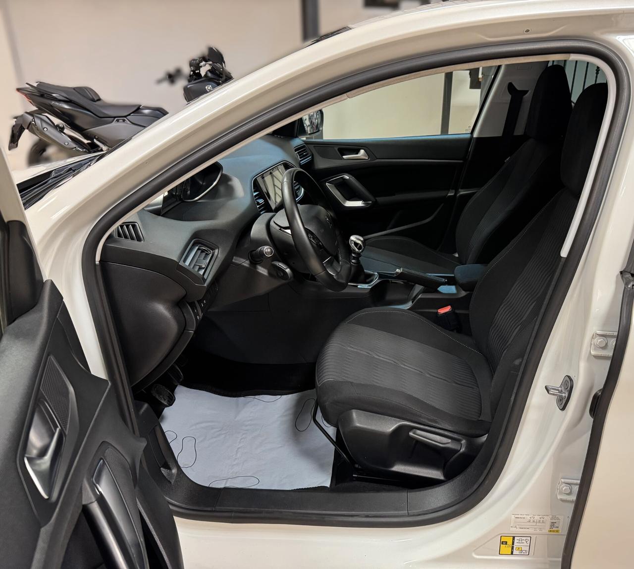 Peugeot 308 BlueHDi 120 S&S SW Allure