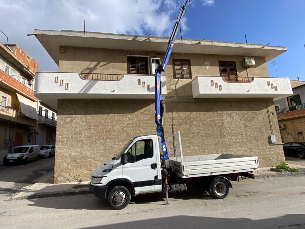 IVECO DAILY CON GRU PM 4000 con cassone fisso