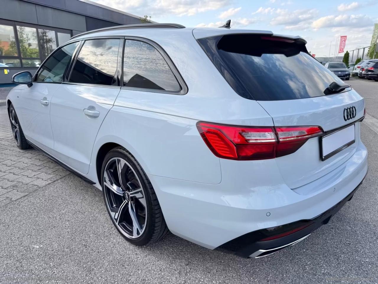AUDI A4 Avant 2.0TDI S-tronic S-line Competition Led Navi Pelle Cerchi 19