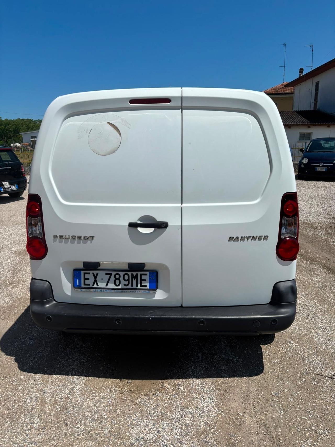 Peugeot partner seguito da casa madre