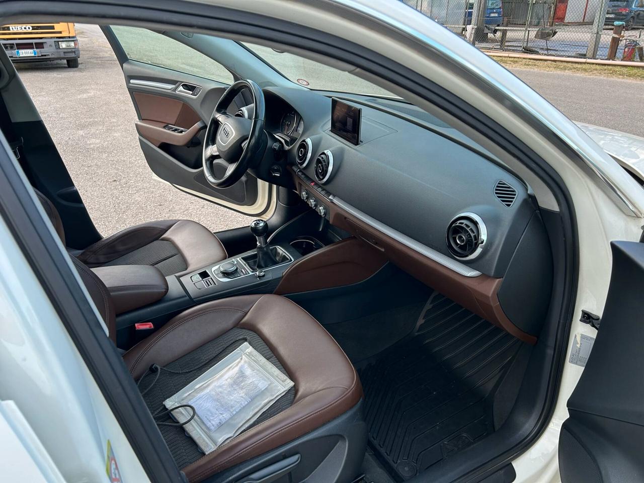 Audi A3 SPB 1.6 TDI 105 CV Ambition PELLE XENO NAVI