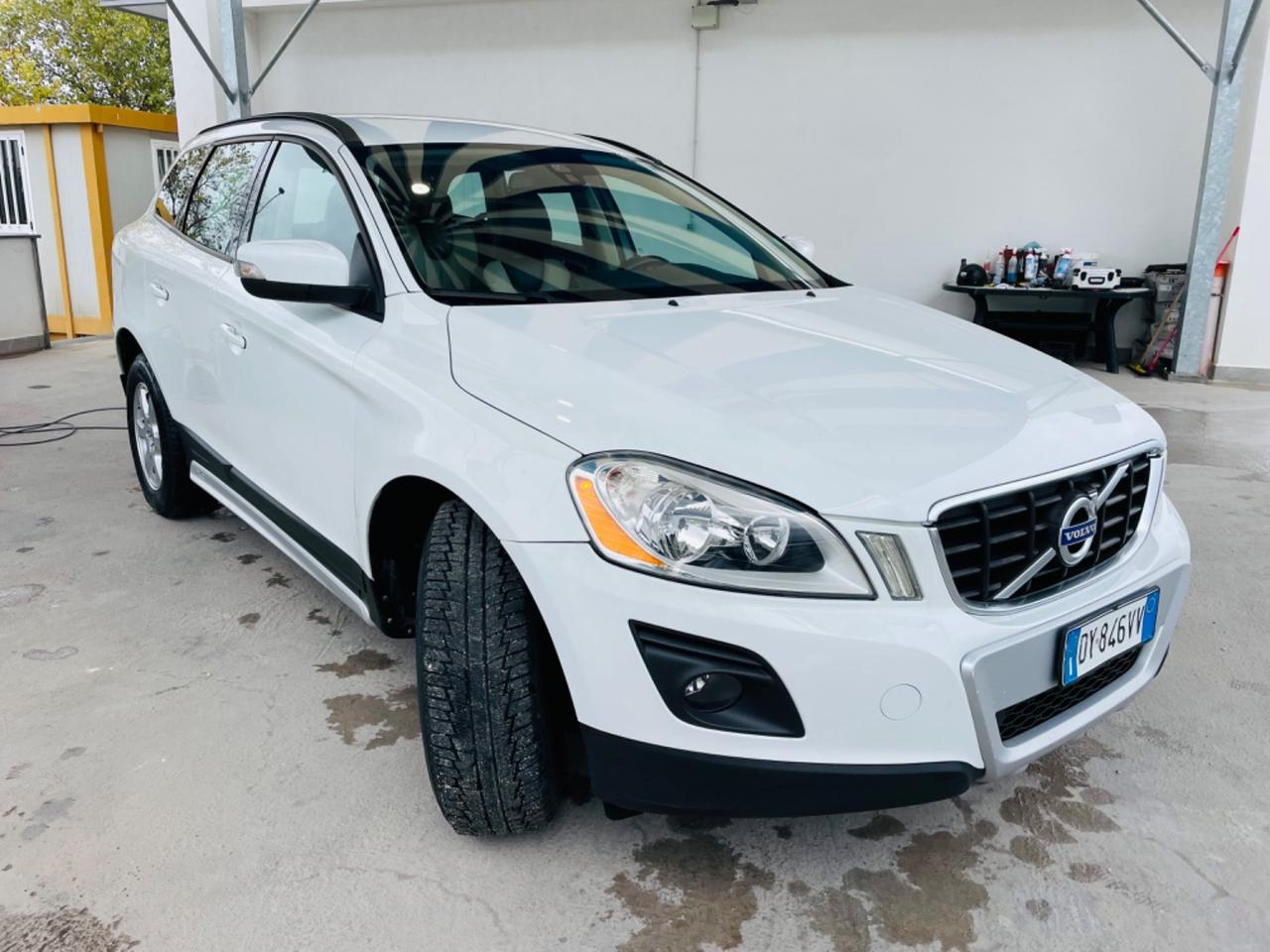 Volvo XC 60 2.4 D 175 CV R-LINE INT e EST