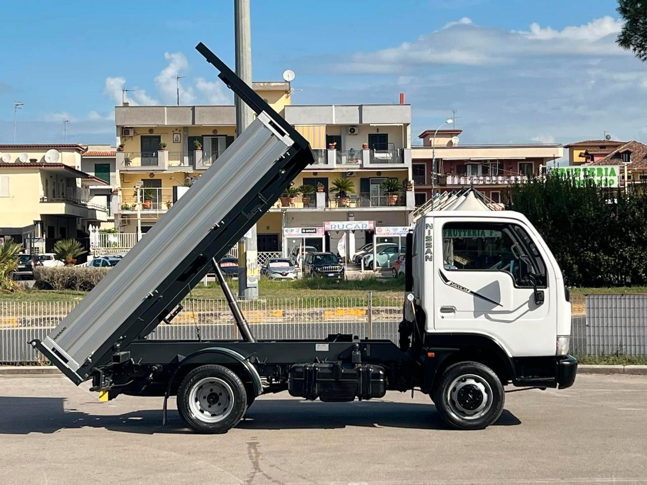 NISSAN CABSTAR RIBALTABILE TRILATERALE GANCIO TRAINO