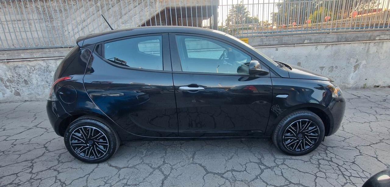 Lancia Ypsilon 1.0 FireFly 5 porte S&S Hybrid Gold