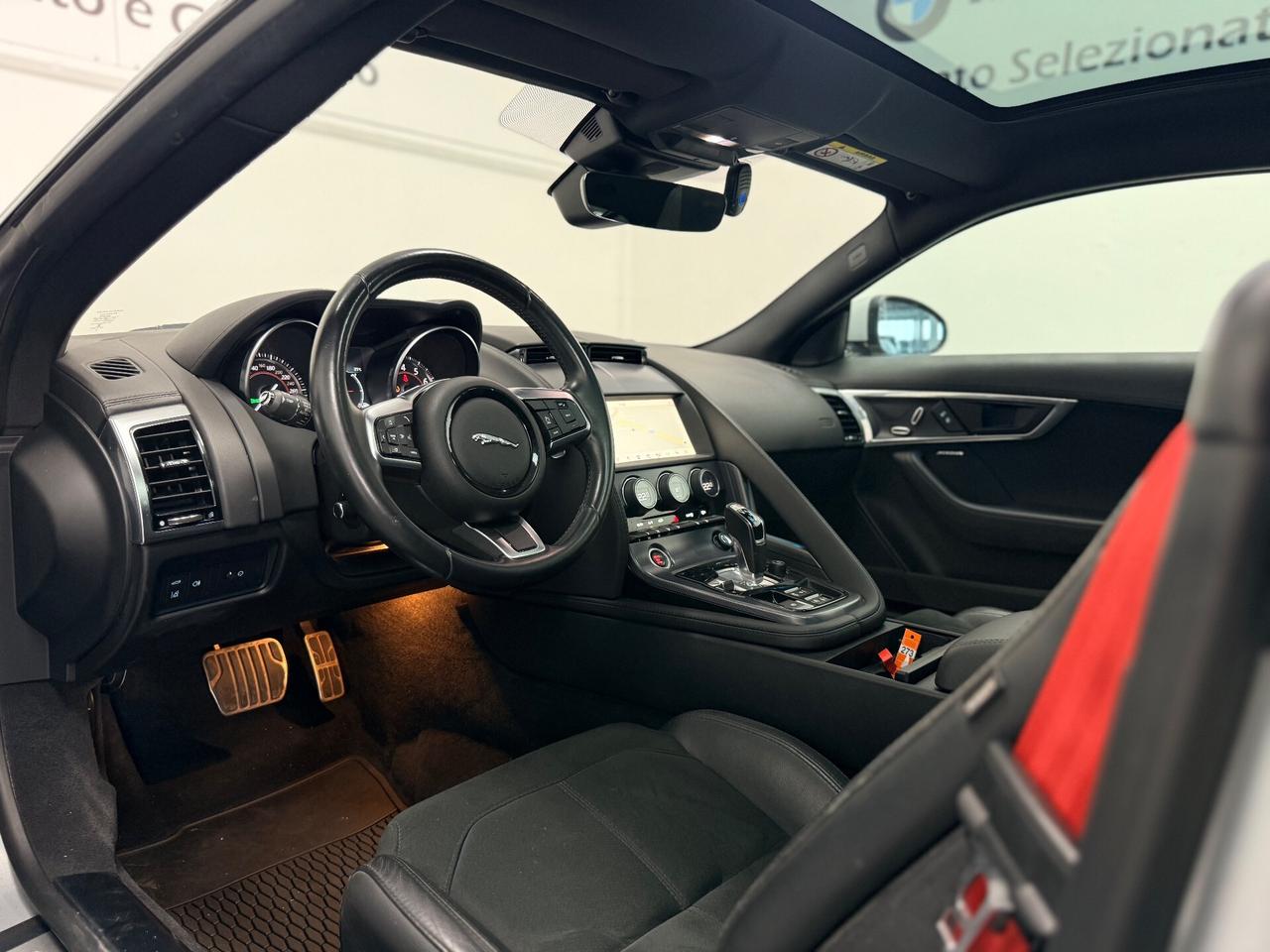 Jaguar F-Type 2.0 aut. Coupé Chequered Flag 05/2019 EURO 6D TETTO RETROCAM SCARICO