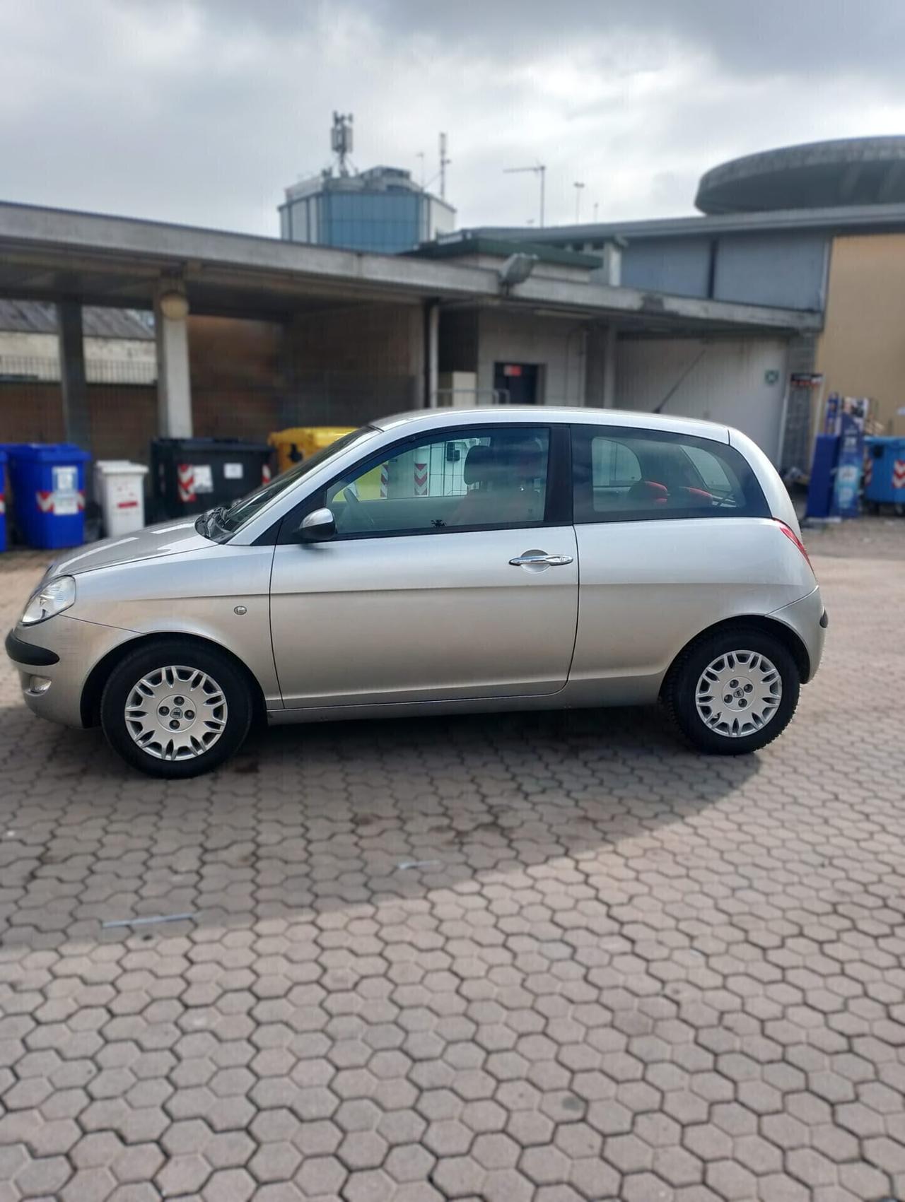 Lancia Ypsilon - APERTI AD AGOSTO