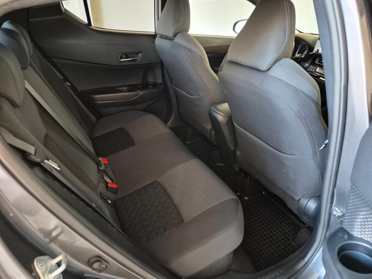 2.0 E-CVT HYBRID LED C.18" RETROCAM. V.PRIVACY CLIMA AUTO.