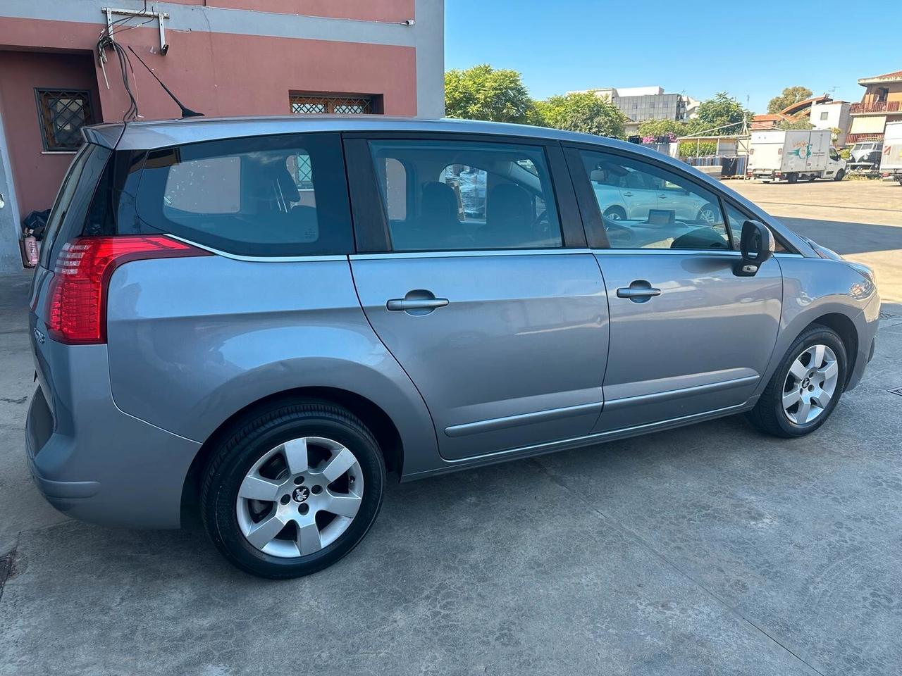 Peugeot 5008 1.6 HDi 115CV Business 7 POSTI
