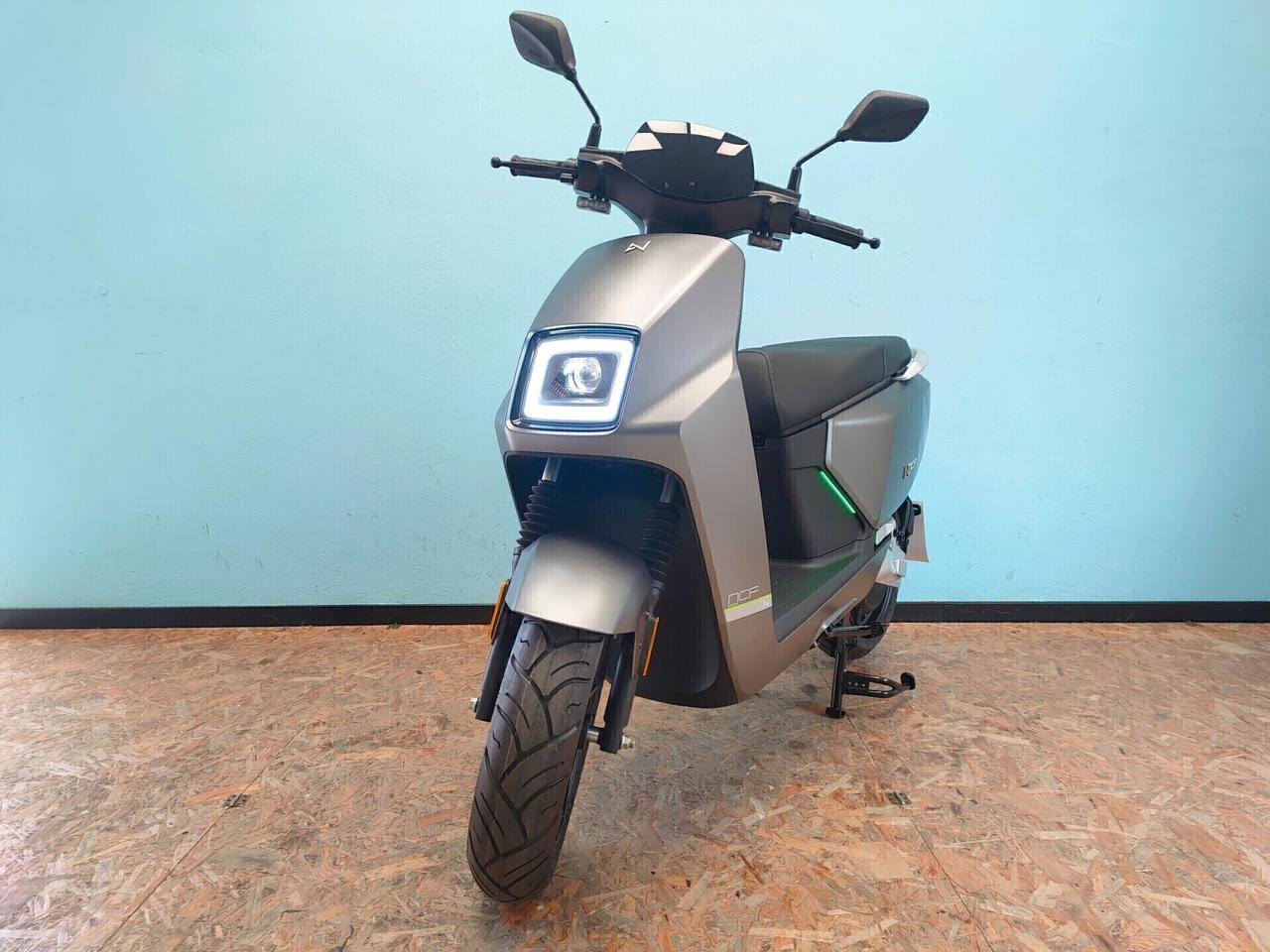 Nmoto NCF S : l'e-scooter che ti porta anche in autostrada