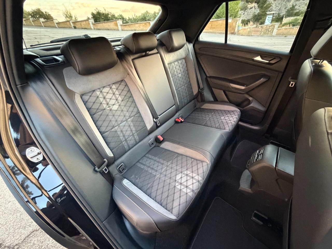 Volkswagen T-Roc R-LINE/2.0 150 CV/18"/FULL LED/CAR PLAY