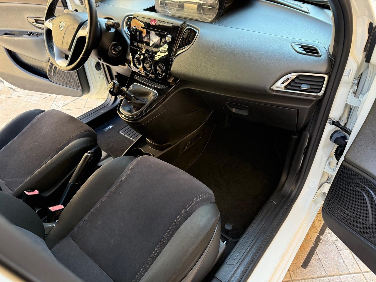 Lancia Ypsilon 0.9 TwinAir 85 CV 5 porte Metano Ecochic Silver