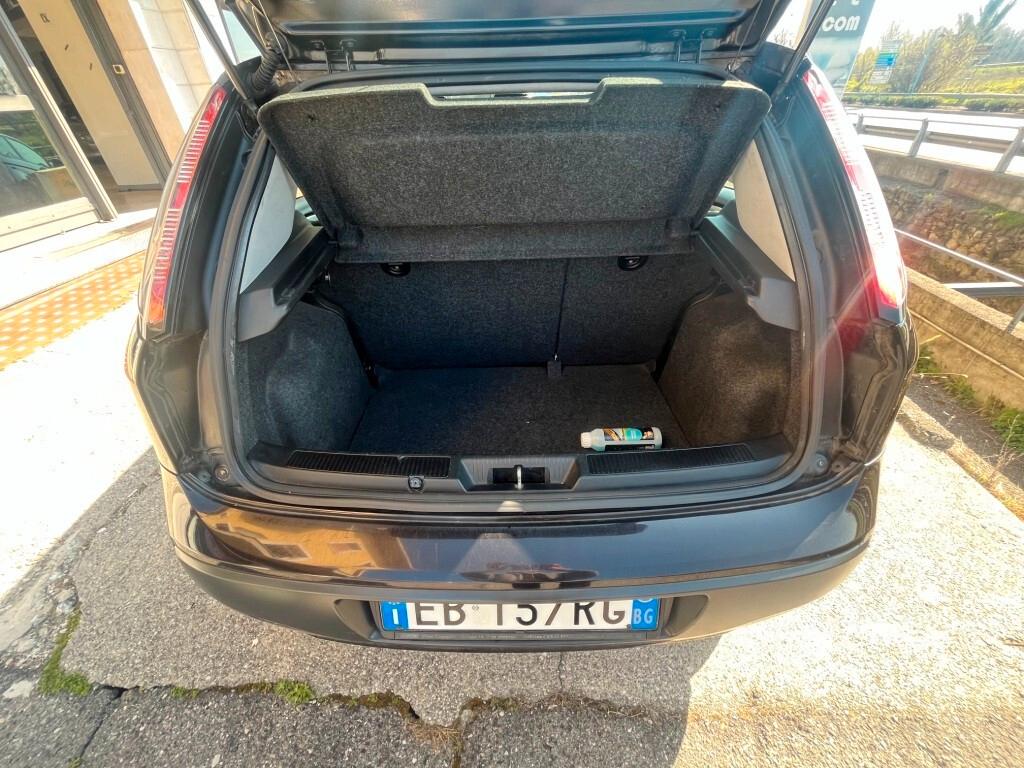 Fiat Punto 1.4 5 porte cambio manuale e automatico