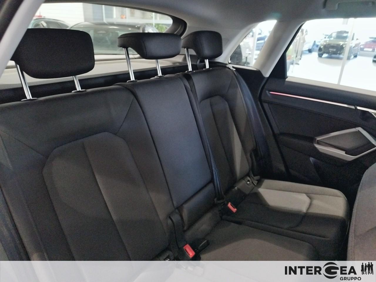 AUDI Q3 35 2.0 tdi Business s-tronic