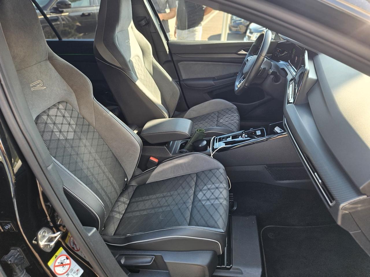 Volkswagen Golf 1.5 eTSI 150 CV DSG R-Line