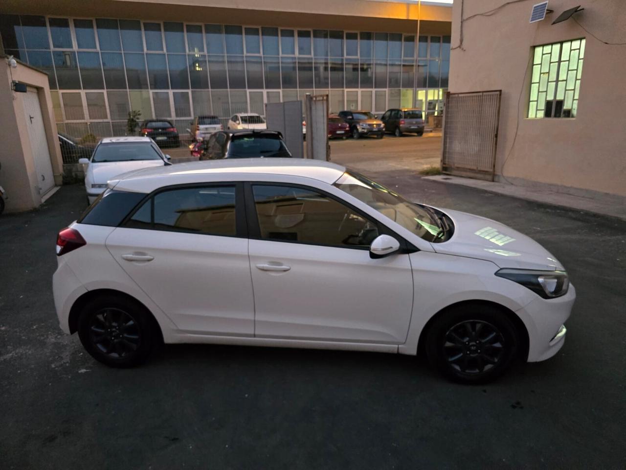 Hyundai i20 1.2 84 CV 5 porte Comfort unico proprietario garanzia 12 mesi accetto permute