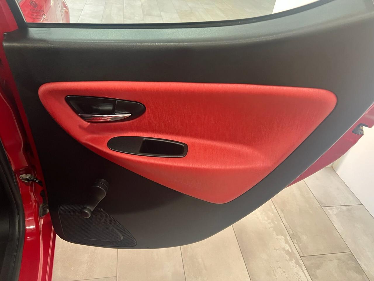 Lancia Ypsilon 1.2 69 CV 5 porte S&S Black&Red