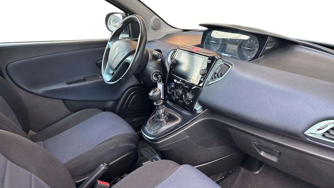 Lancia Ypsilon 1.0 FireFly 5 porte S&S Hybrid Silver