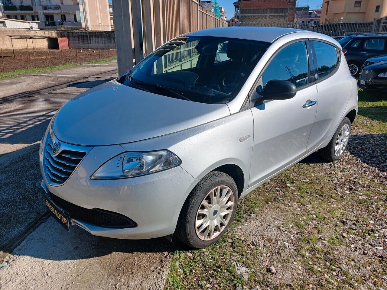 Lancia Ypsilon 0.9 TwinAir 85 CV 5 porte Metano Ecochic Silver