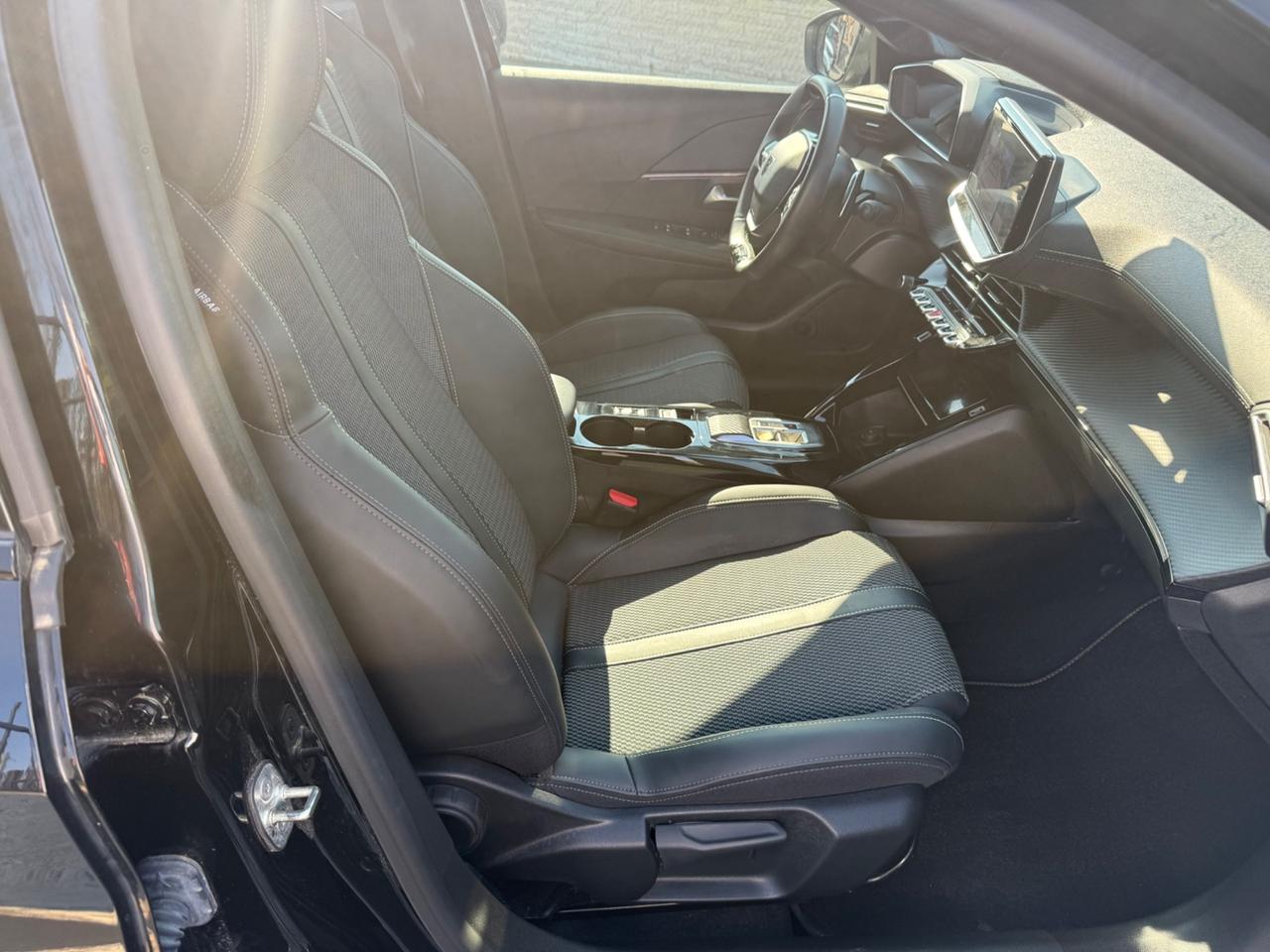 Peugeot 208 Hybrid 145 e-DCS6 GT Nero Perla