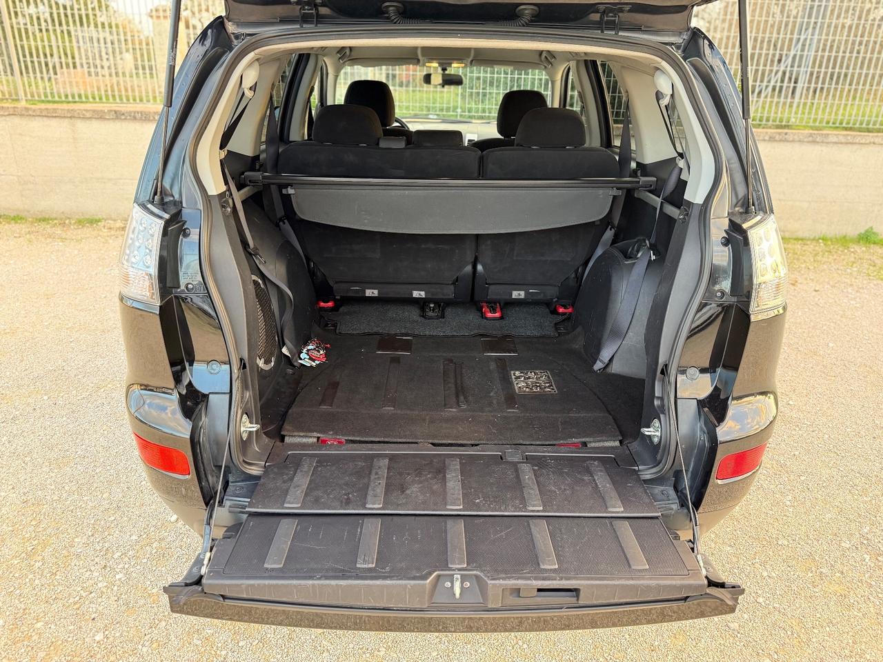 Mitsubishi Outlander 2.0 DI-D Instyle 7 p.ti DPF