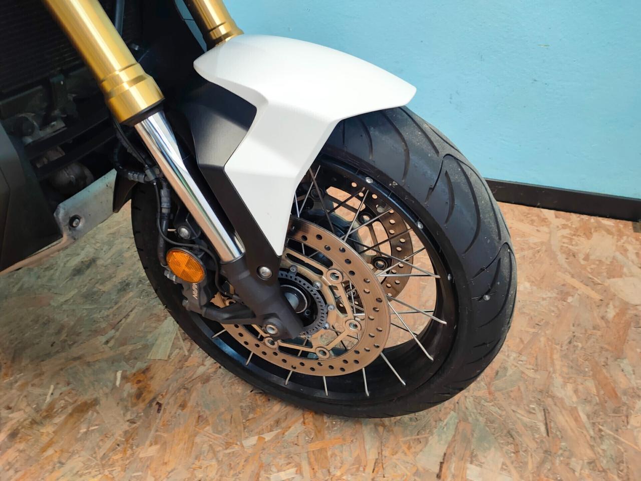 Honda X-ADV 750 con livrea Tricolour HRC