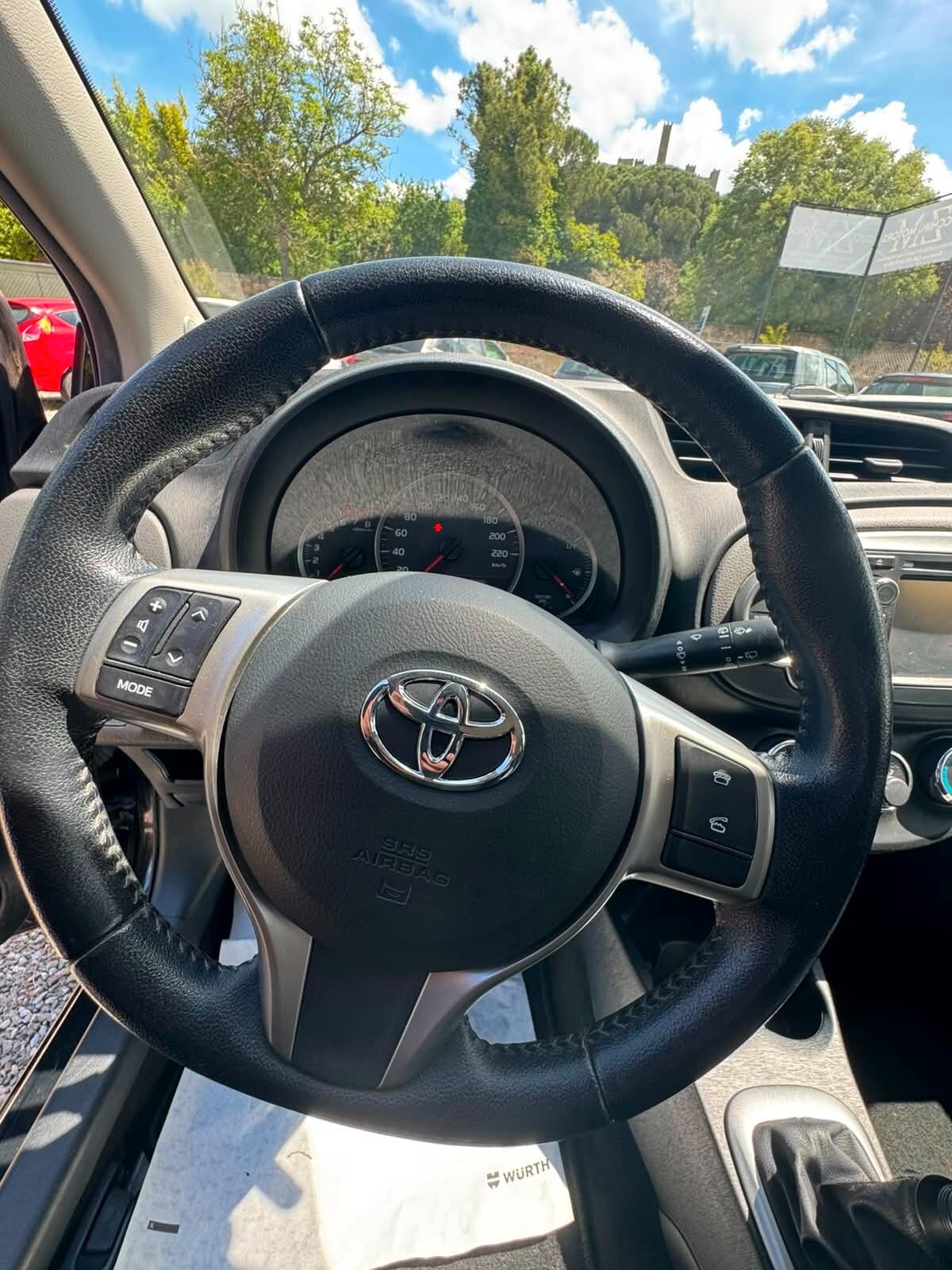 Toyota Yaris 1.3 5 porte Lounge TENUTA MANIACALMENTE !!