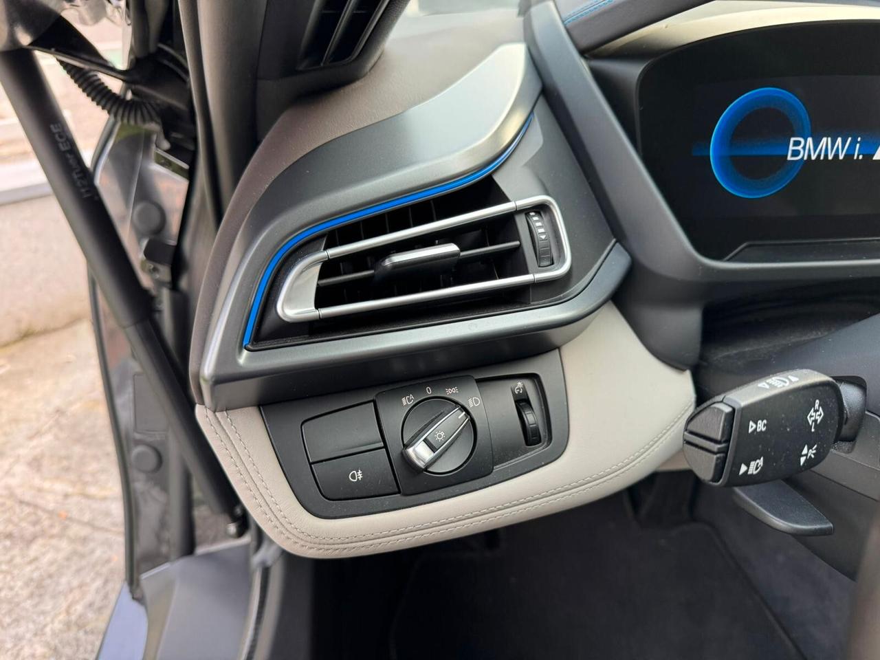 BMW i8 COUPE' TRE VOLUMI HYBRID 231cv