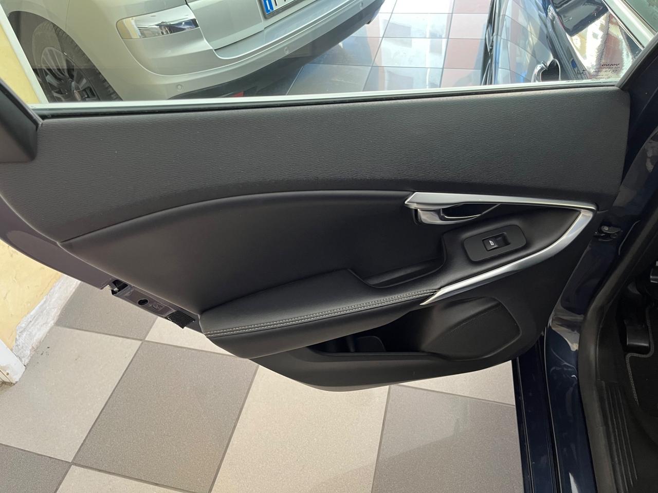 Volvo V40 D2 1.6 R-design Momentum