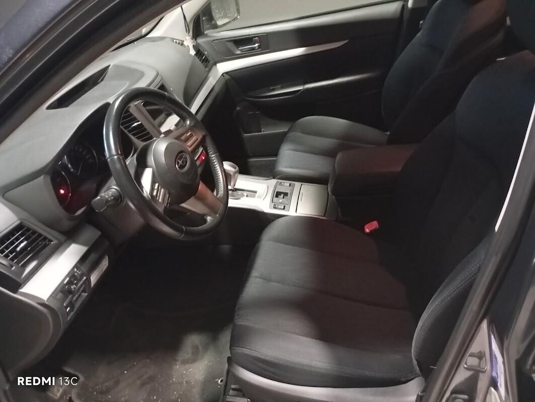 Subaru Legacy del 2013 GPL 2033 GANCIO TRAINO THULE