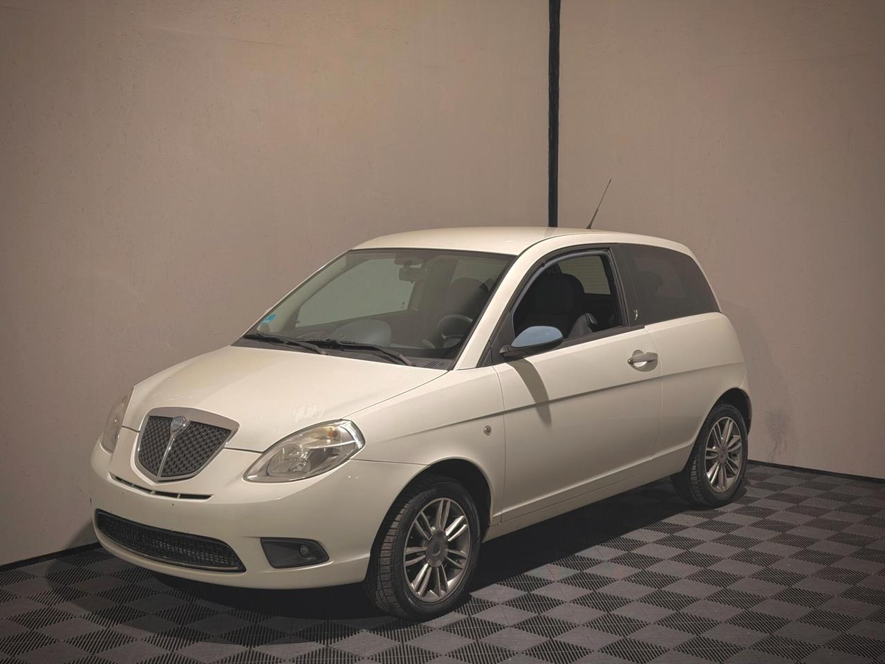 Lancia Ypsilon 1.2 Argento - NEOPATENTATI!