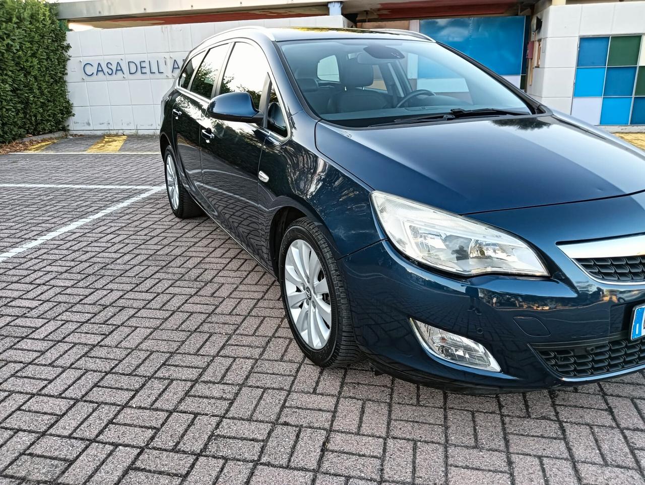 OPEL ASTRA..ANNO 2012....NEOPATENTATIIL..SENSORI DI PARCHEGGIO POSTERIORI ANTERIORE..NAVIGATORE. CRUYS CONTROL. CELL 320 147 1147 WUATSAPP. CELL 3276540940..PREZZO 530O€ TRATABILLE 0