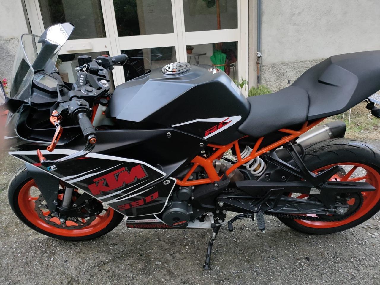 Ktm duke 390 neopatentati