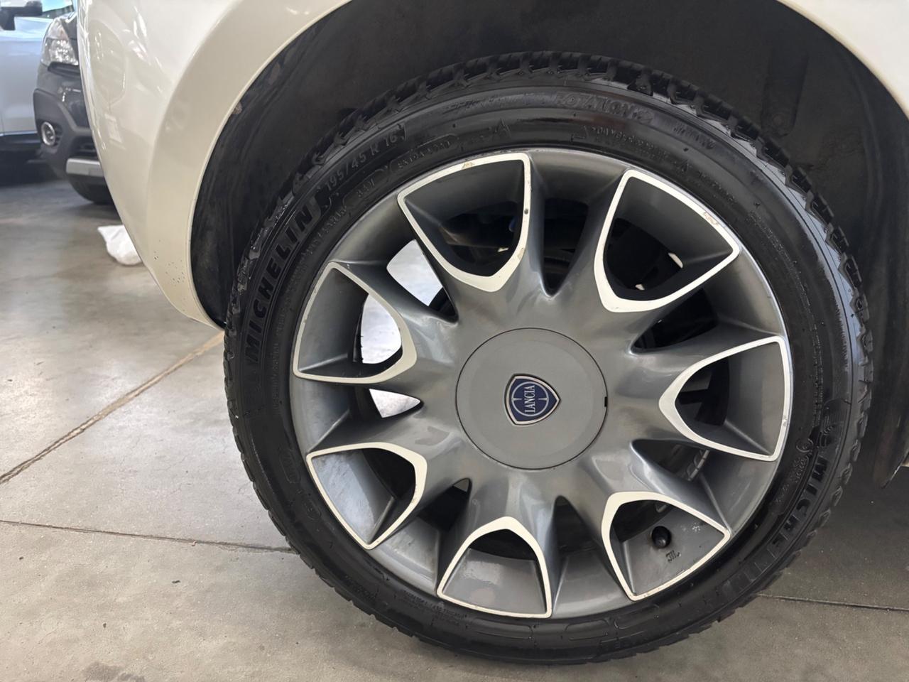 Lancia Ypsilon 1.2 BENZINA 69 CV Platinum |OK NEOPATENTATI |