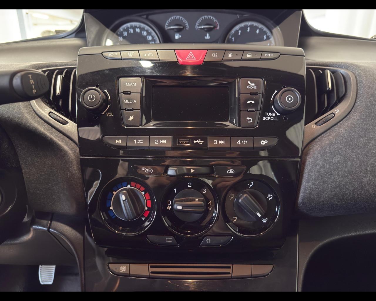 LANCIA Ypsilon 3ª serie - Ypsilon 1.2 69 CV 5 porte GPL Ecochic Elefantino Blu