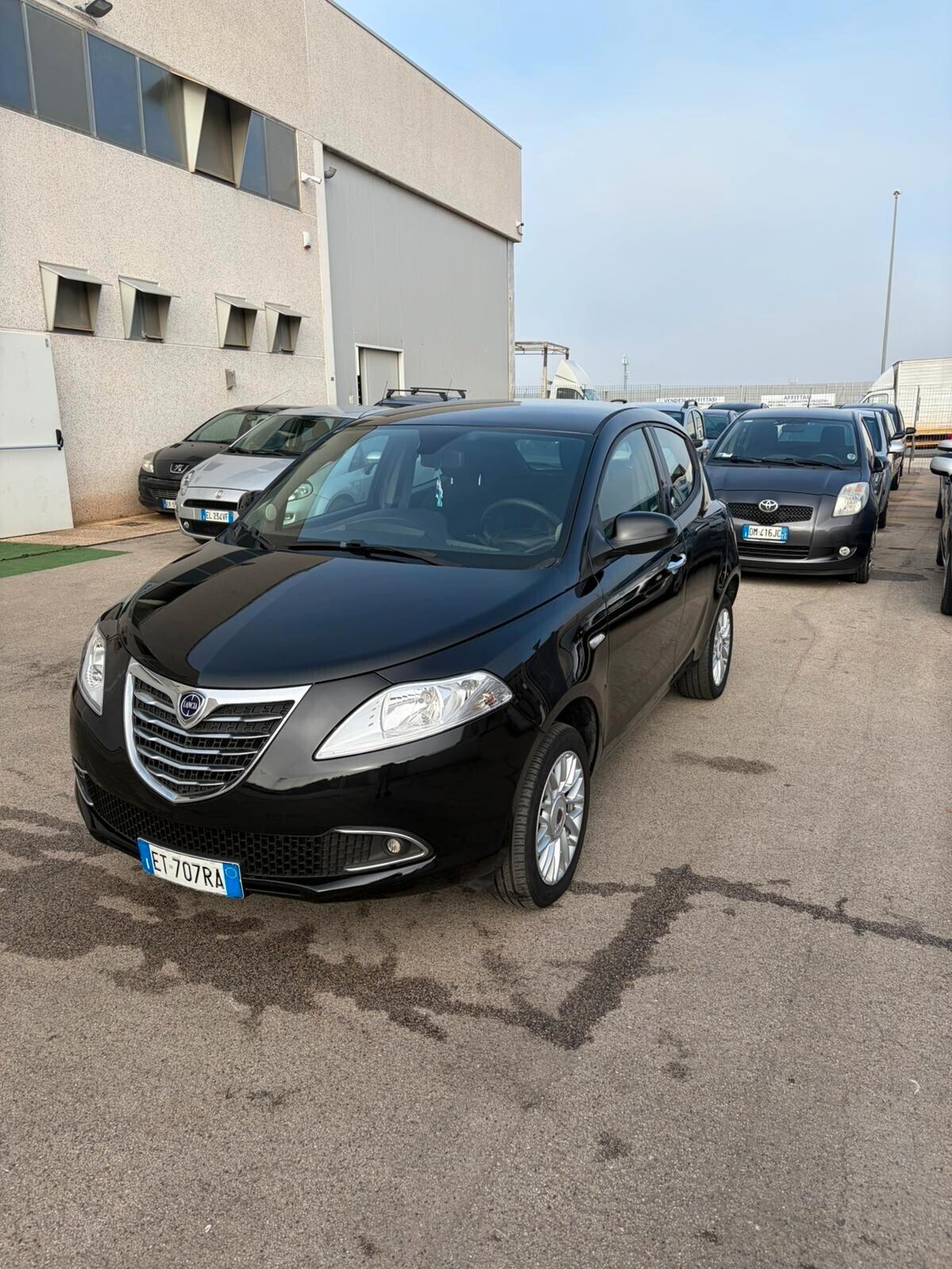 Lancia Ypsilon 0.9 TwinAir 85 CV 5 porte Metano Ecochic Silver