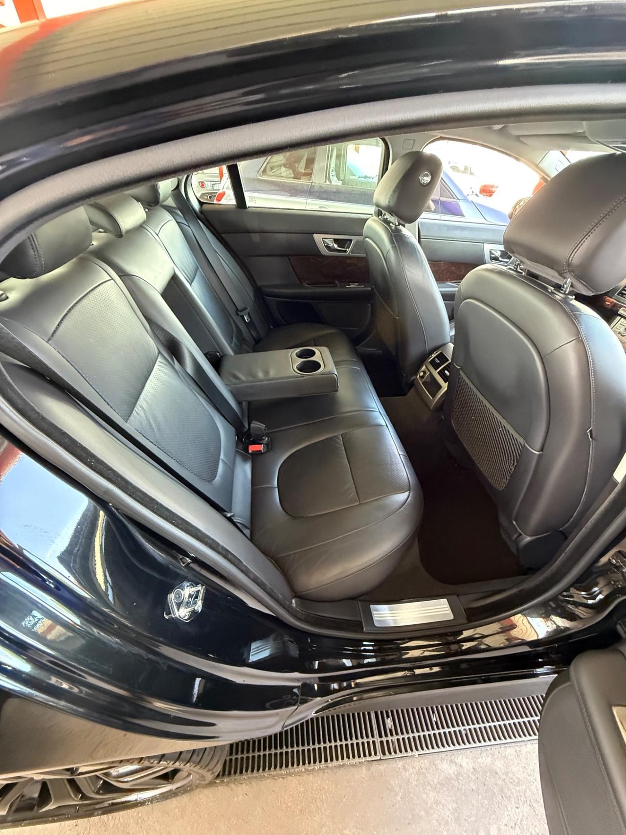 XF 3.0DS V6 Premium Luxury/R-SPORT/RATE/PERMUTE