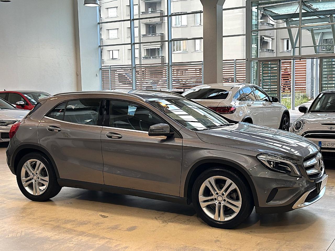 Mercedes GLA 200 Sport - Xeno - 18" - Navi - Sensori park