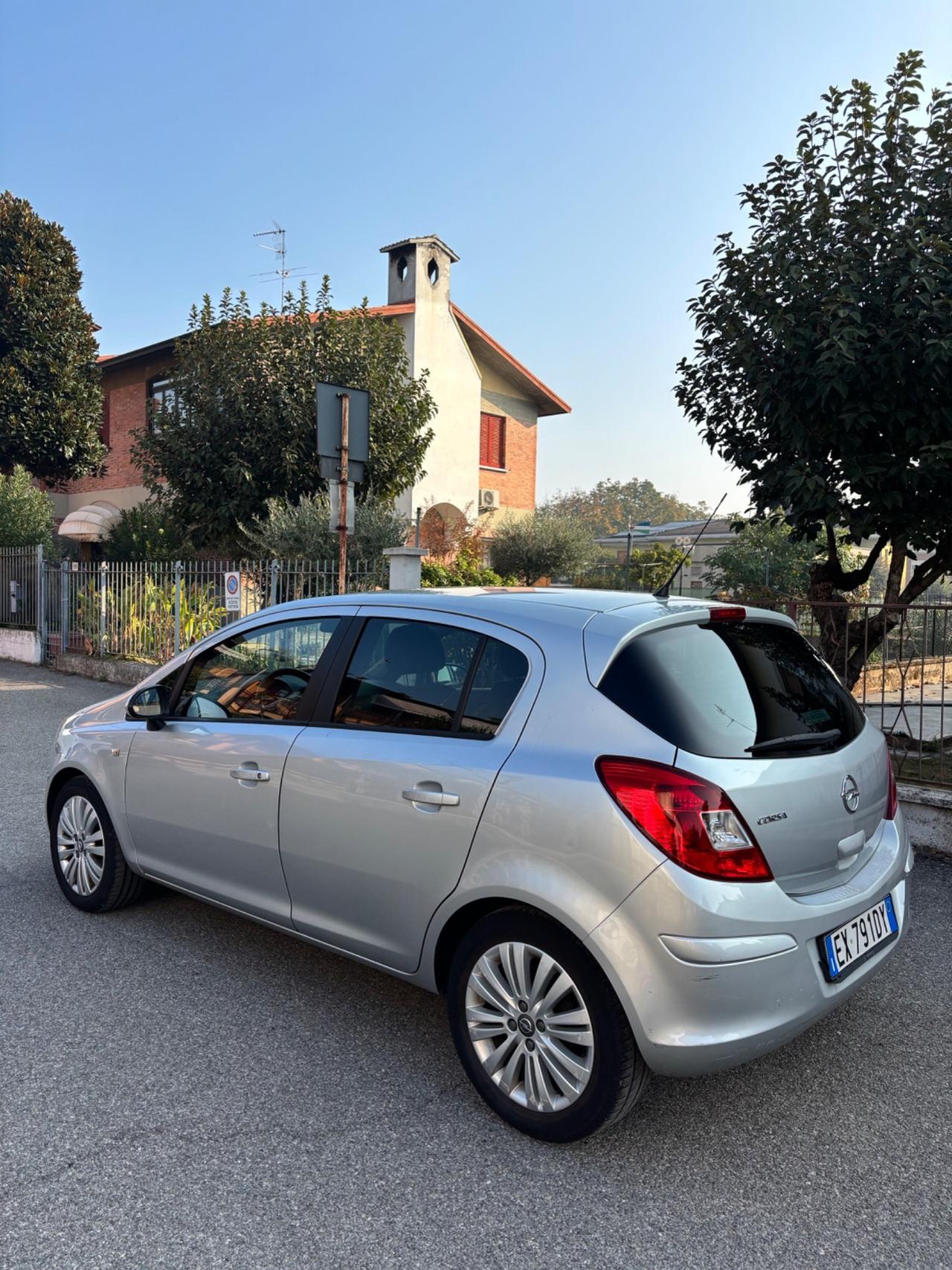 Opel Corsa 1.2 5 porte Sport