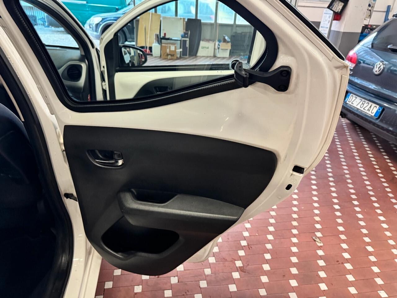 Toyota Aygo 1.0 VVT-i 69 CV 5 porte x-wave TSS - UNICO PROPRIETARIO