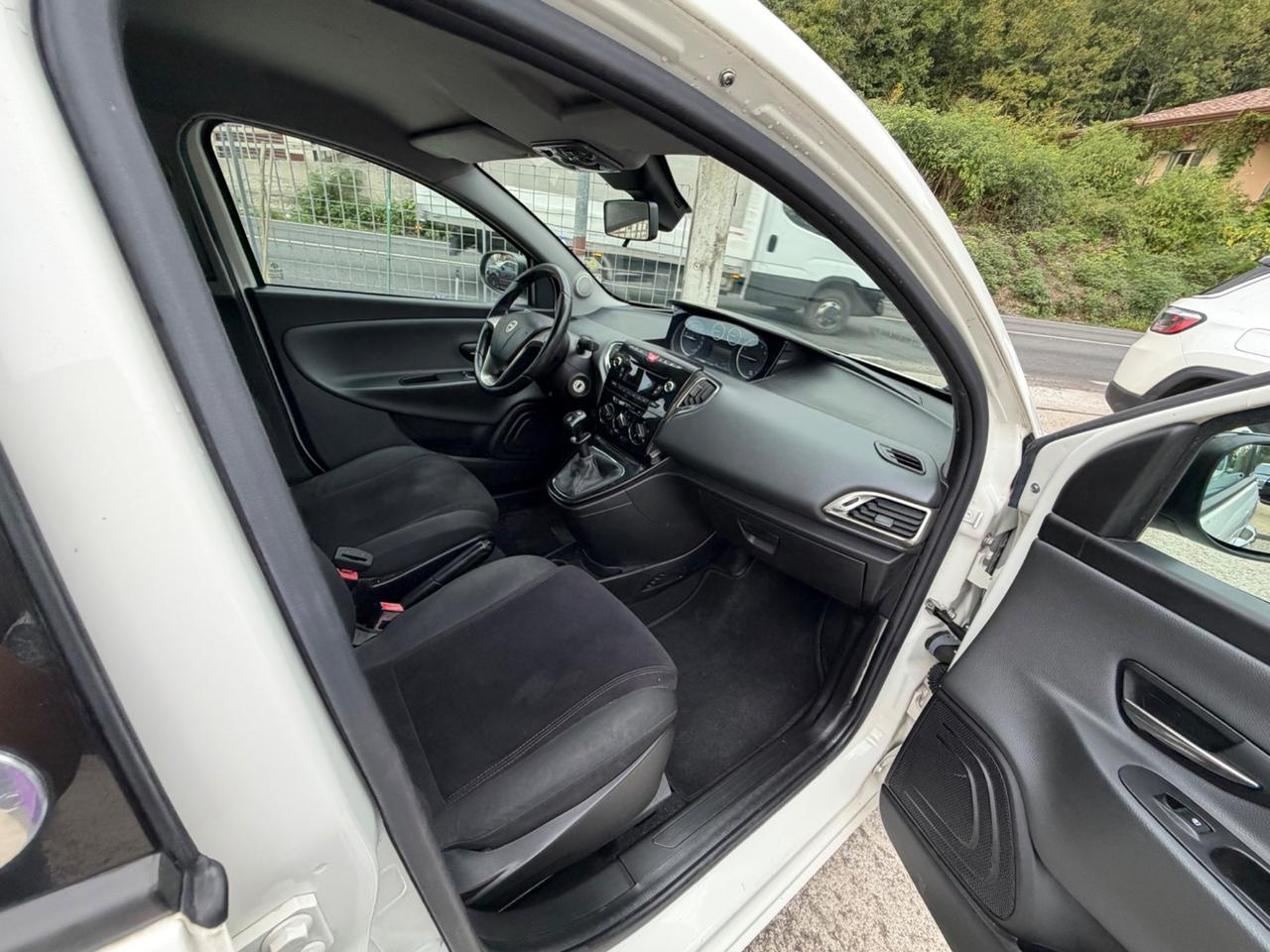 Lancia Ypsilon 0.9 TwinAir 85 CV 5 porte Metano Ecochic Platinum