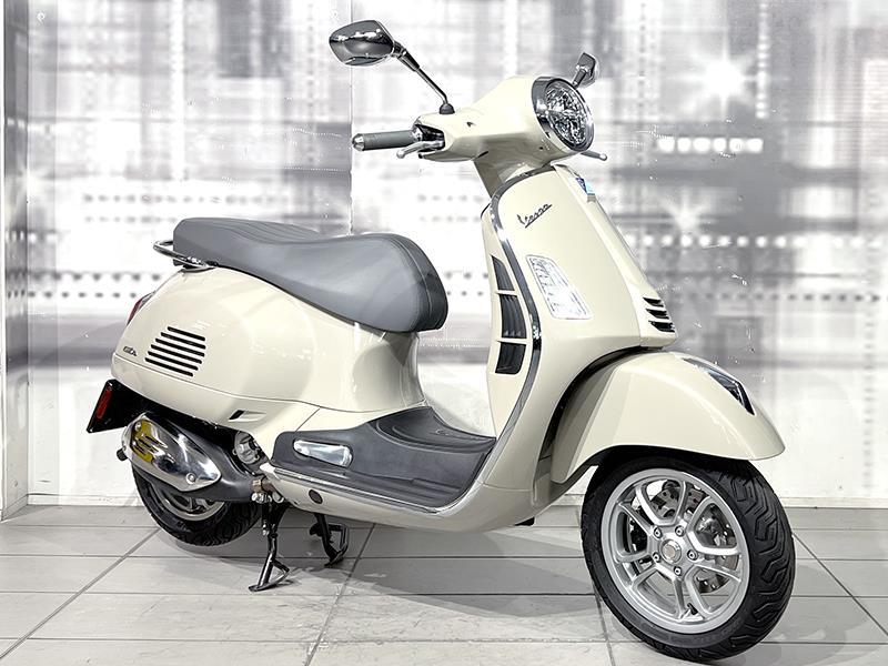 Piaggio Vespa GTS 300 HPE