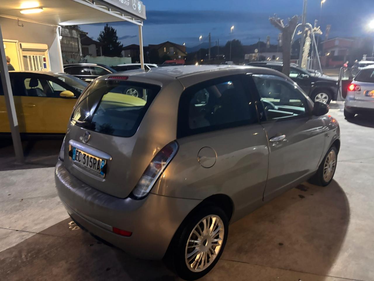 Lancia Ypsilon 1.3 MJT 75 CV Versus