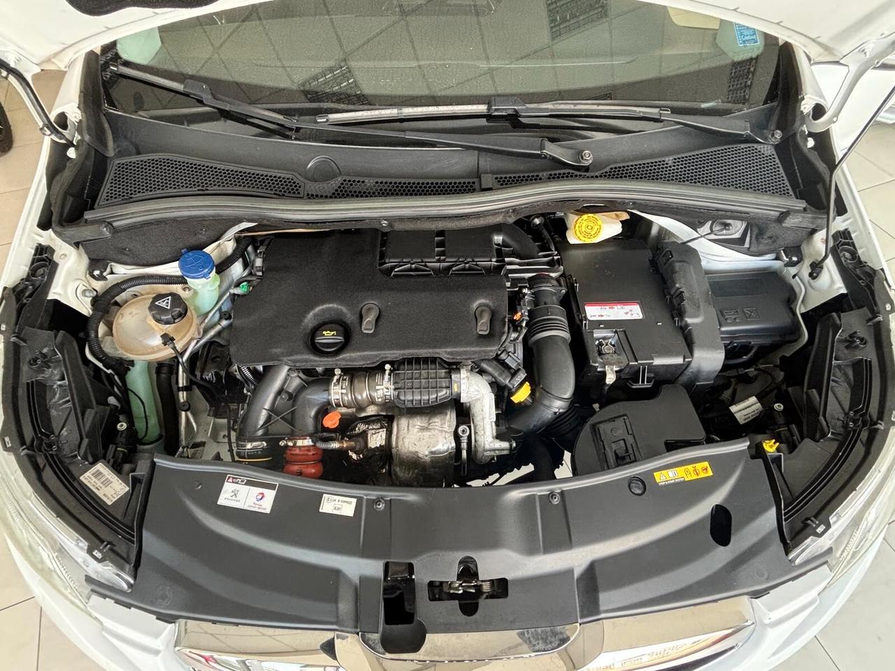 Peugeot 2008 1.6 e-HDi 115 CV Stop&Start Allure