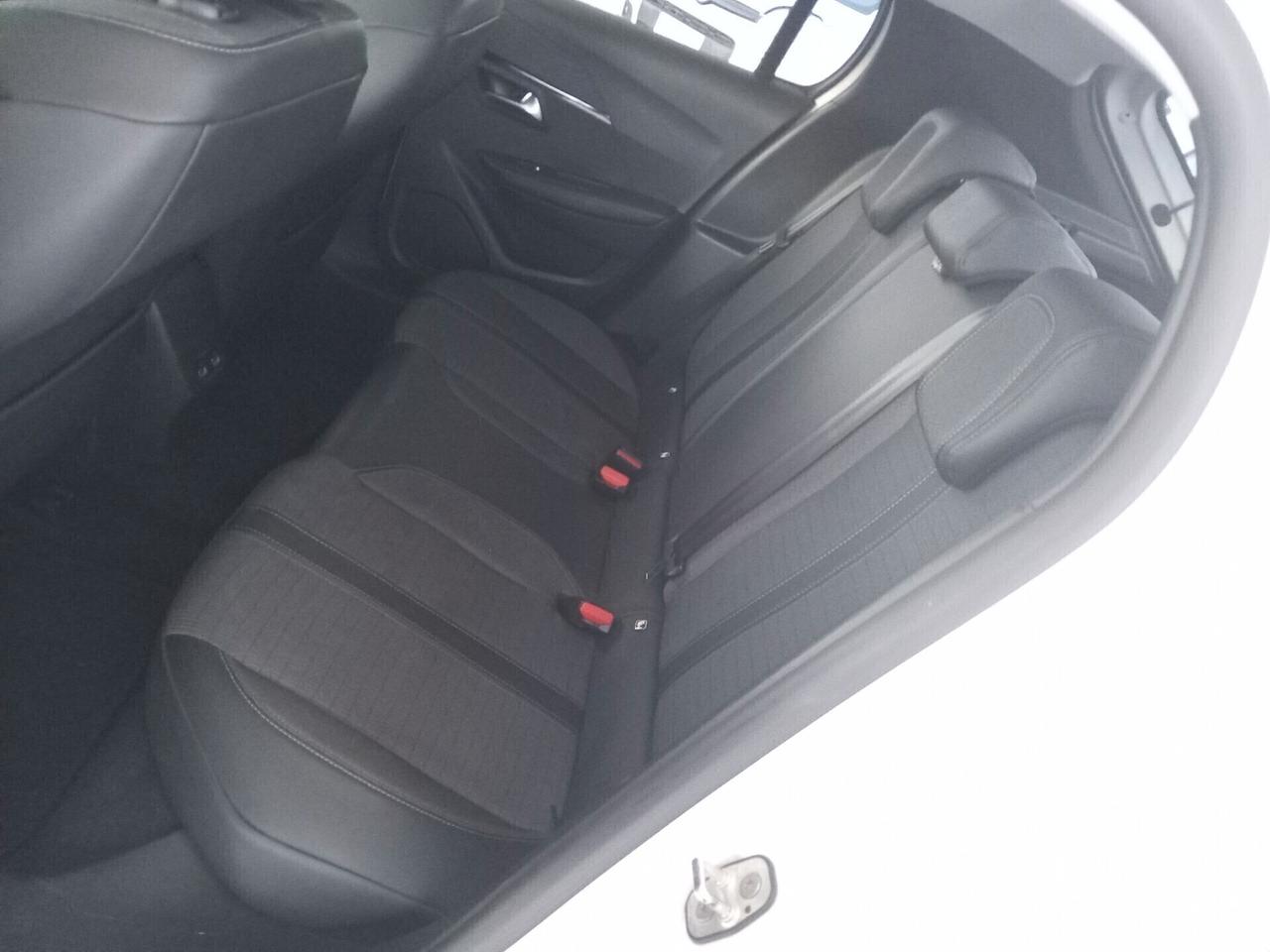 Peugeot 208 BENZ.1.2 C.V 100 AUTOM PER NEO PATENTATI