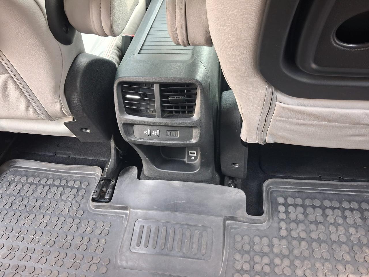 Toyota Proace Pianale ribassato con rampa disabili in carrozzina