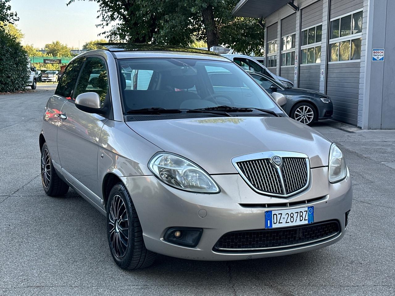 Lancia Ypsilon 1.3 MJT 75 CV Versus