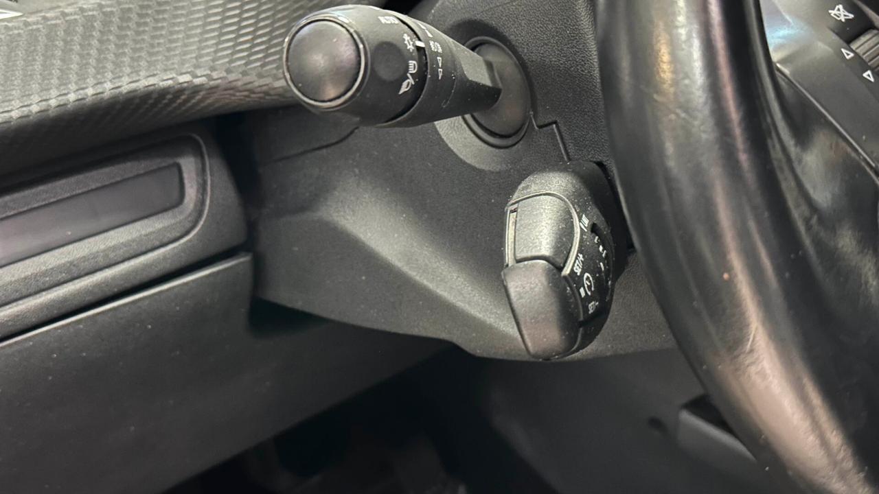 Peugeot 2008 BlueHDi 100 Allure Colore bianco perla