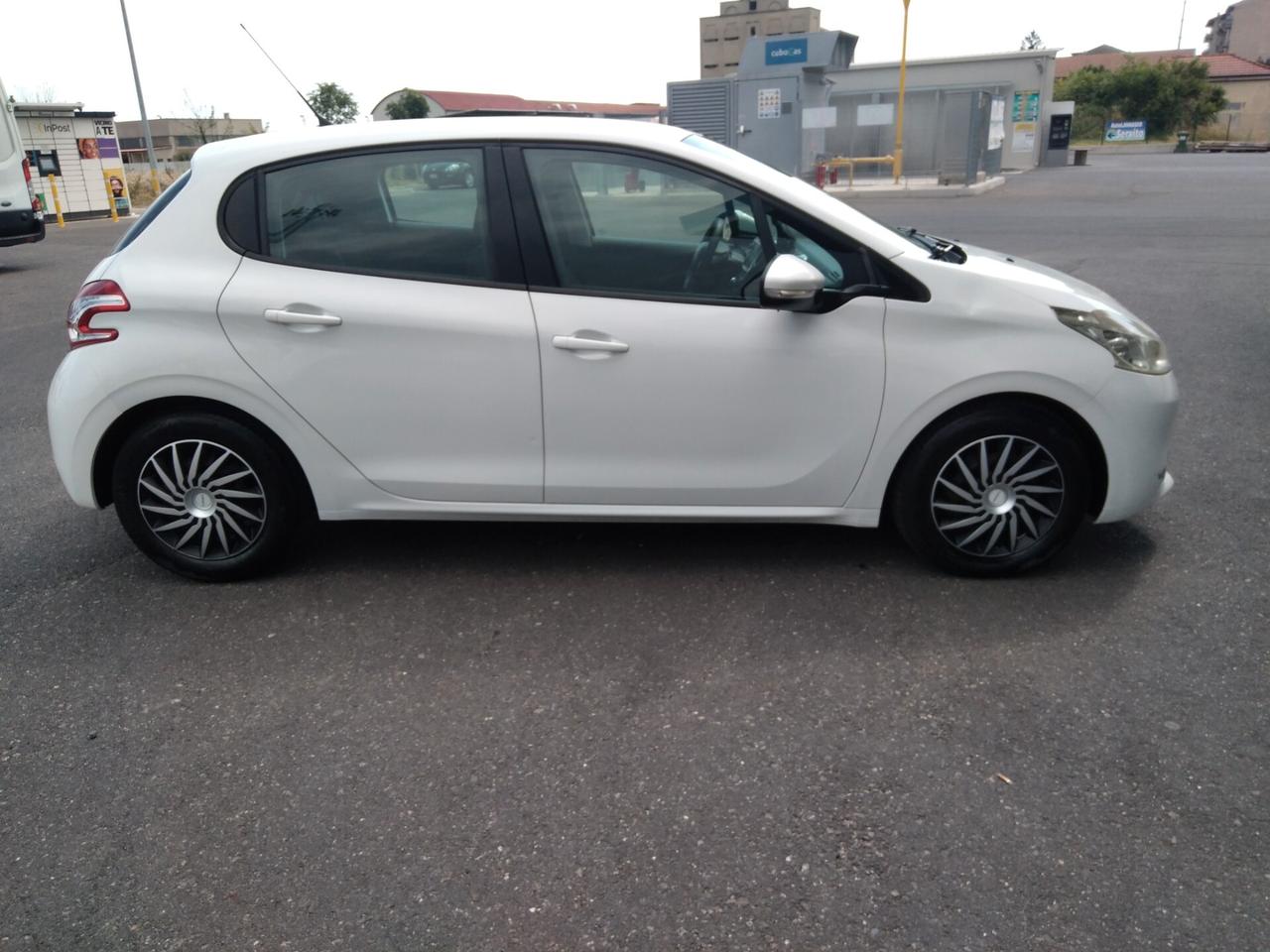 Peugeot 208 1.4 HDi 68 CV 5 porte Allure x neopatentati